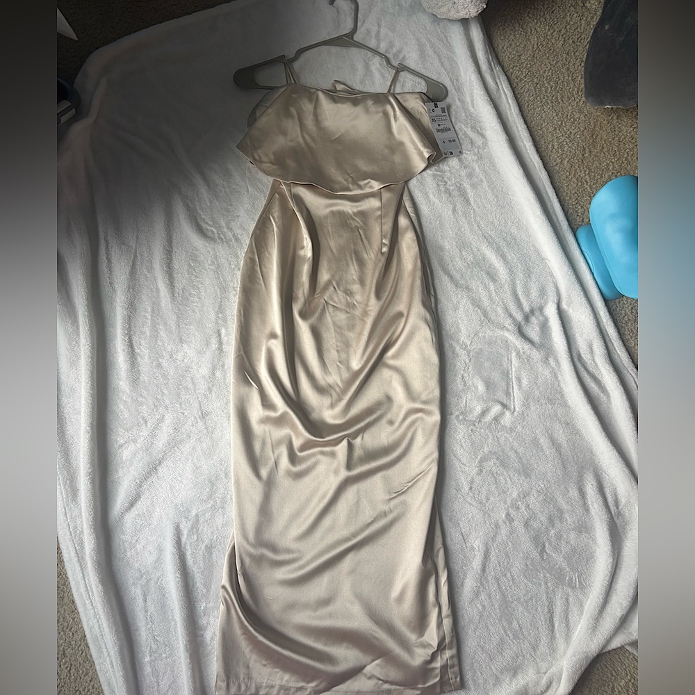 NWT Zara Elegant Beige Satin Bodycon Dress 👡
